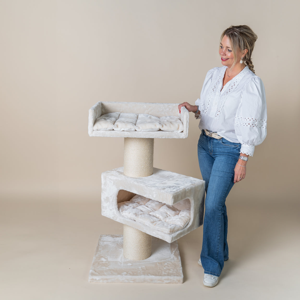 Cat Scratcher Maine Coon Lounge Retreat (Beige)